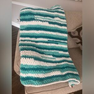 Knitted throw blanket